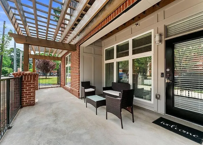 East Atlanta Retreat Haven Of Fun And Comfort!